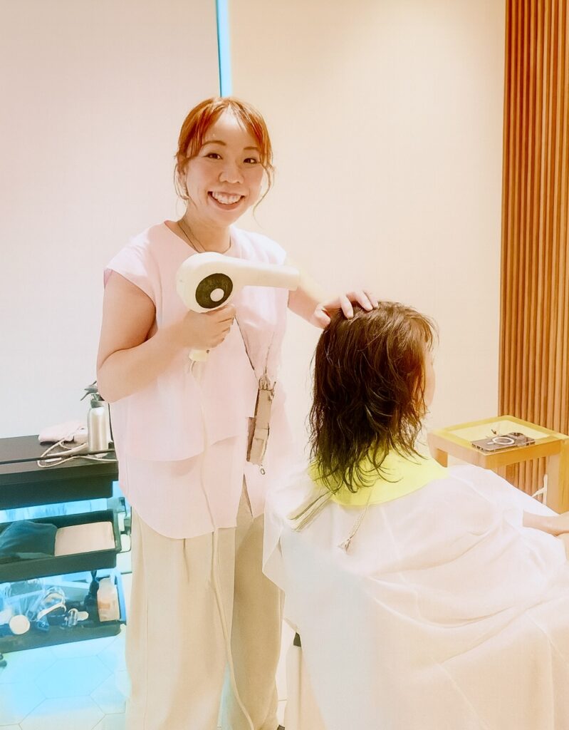 広島の美容師がステップボーンカットと頭皮デトックス施術後に髪を乾かして仕上げている様子